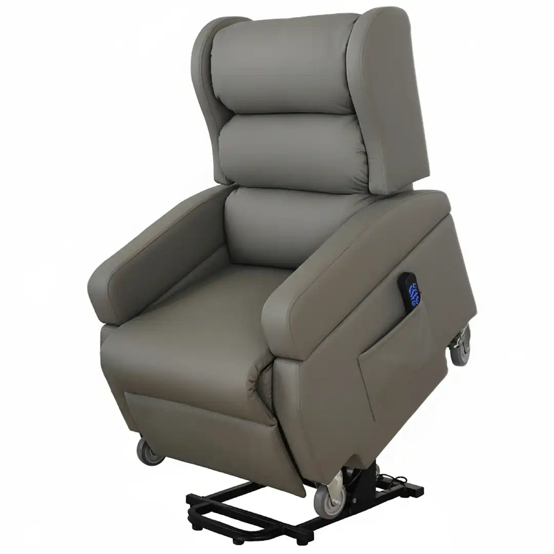 Segunda vista del sillón en posición de elevación máxima, destacando la estabilidad del chasis y el apoyo ergonómico durante la salida del asiento dortomedical