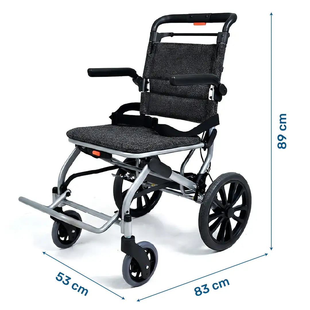 Dimensiones de la silla de ruedas de traslado con asa tipo trolley que permite llevar el producto plegado como una maleta dortomedical