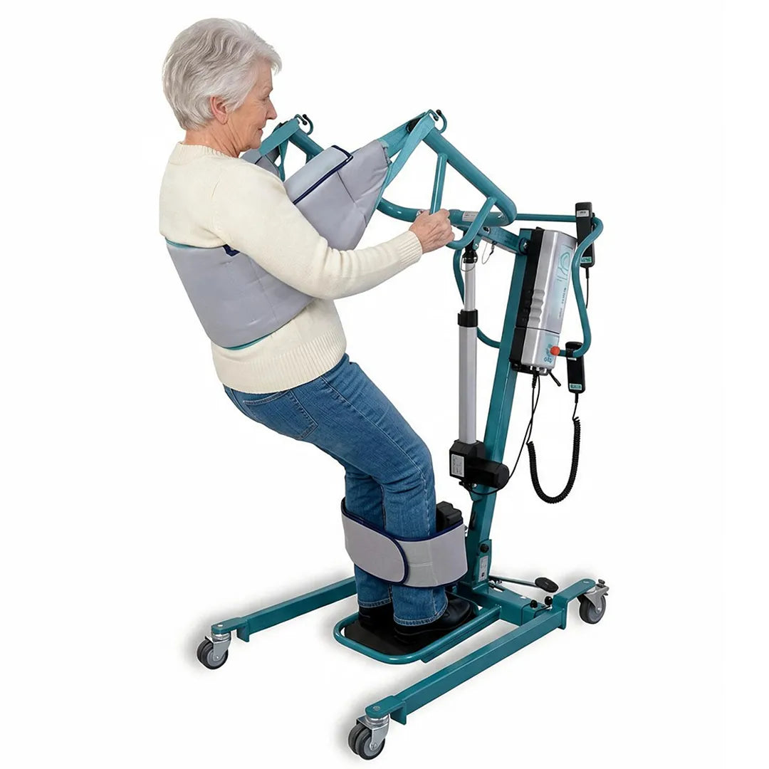 Usuaria utilizando la grúa de bipedestación para pacientes con arnés incluido para una movilización segura dortomedical