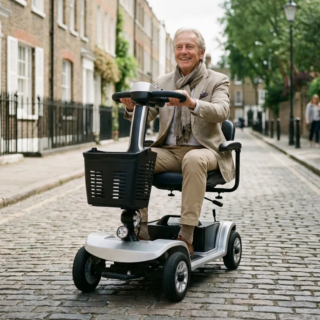 Hombre paseando en scooter con excelente radio de giro de 120 cm que permite maniobrar el scooter en espacios interiores reducidos dortomedical