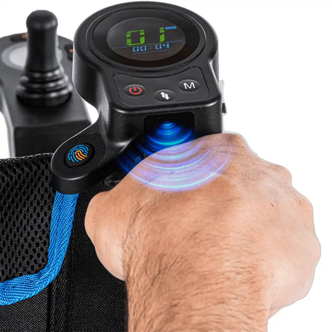 Primer plano de la empuñadura con mando de control para el acompañante; incluye sensor inteligente que adapta la velocidad del motor al ritmo de la marcha dortomedical