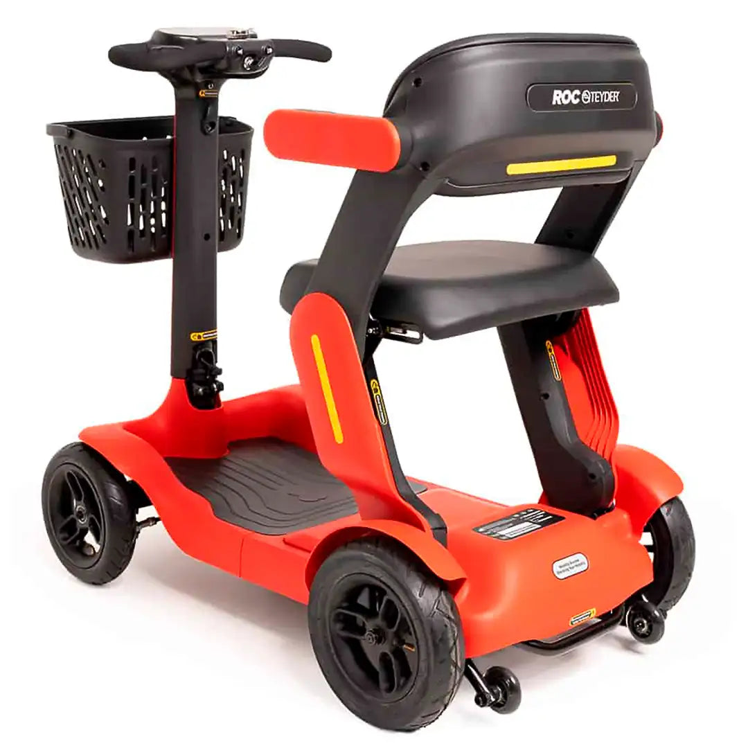 Vista trasera del scooter eléctrico plegable con ruedas grandes para superar obstáculos durante el camino dortomedical
