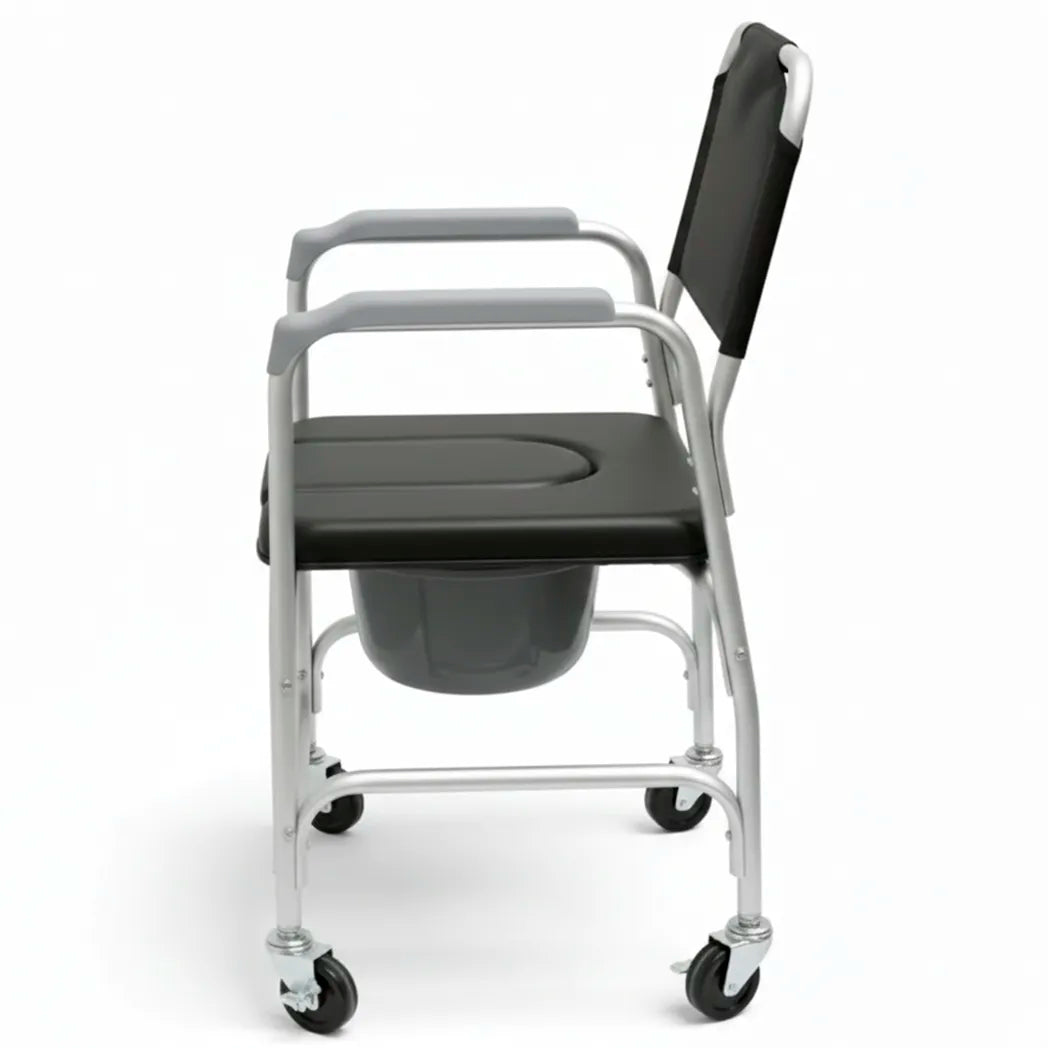 Vista de lado de la silla con inodoro que tiene los reposabrazos acolchados y ergonómicos dortomedical