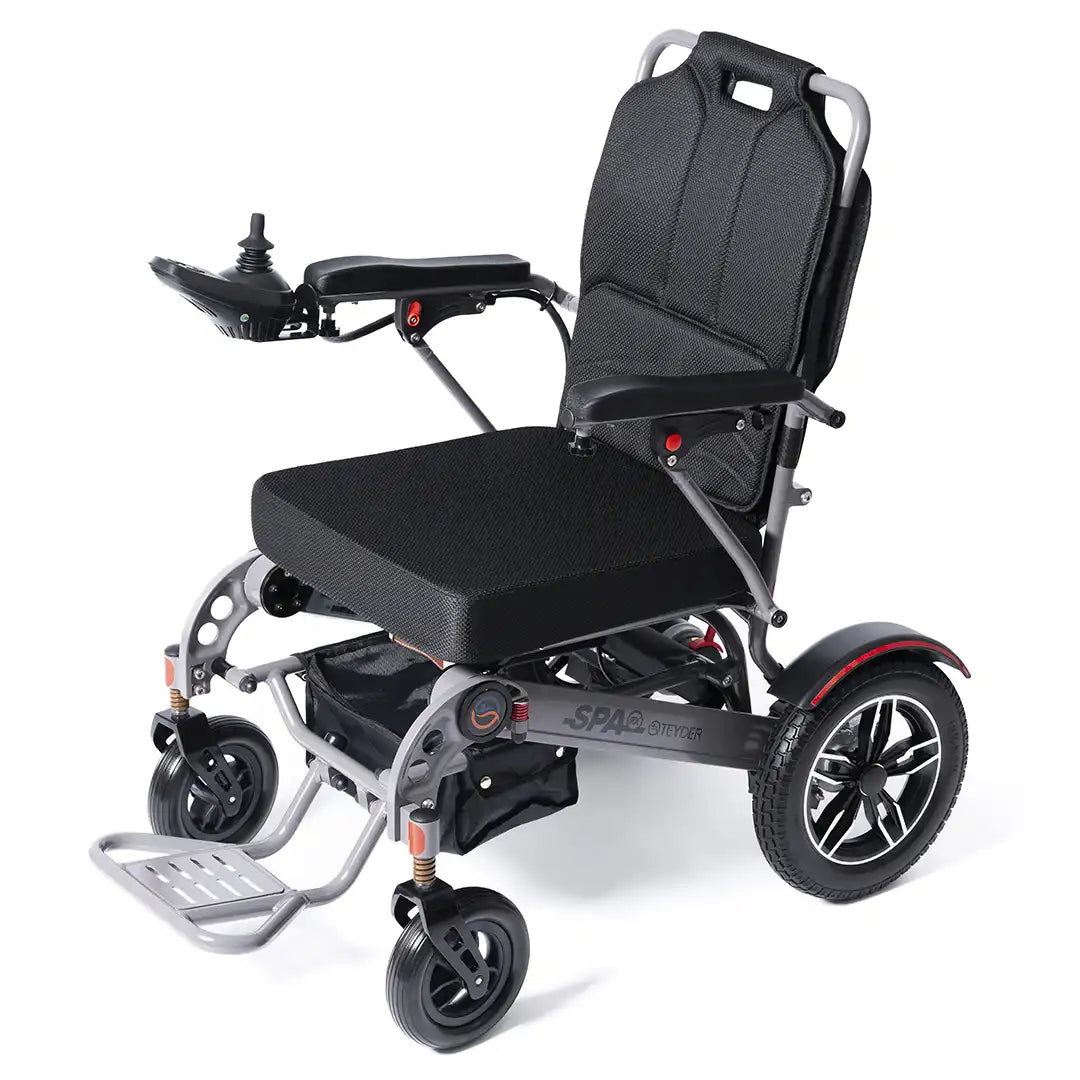 Silla de ruedas eléctrica plegable vista frontal 3/4 con sistema de suspensión integral triple, diseño robusto y estructura compacta dortomedical
