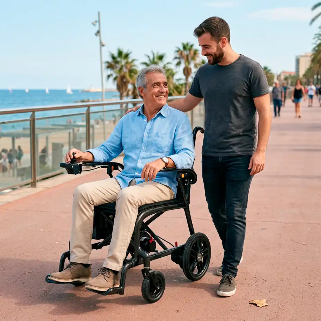 Padre e hijo con silla eléctrica ultraligera de fibra de carbono G-MOVE C1 posee un peso mínimo para que sea fácil de levantar dortomedical