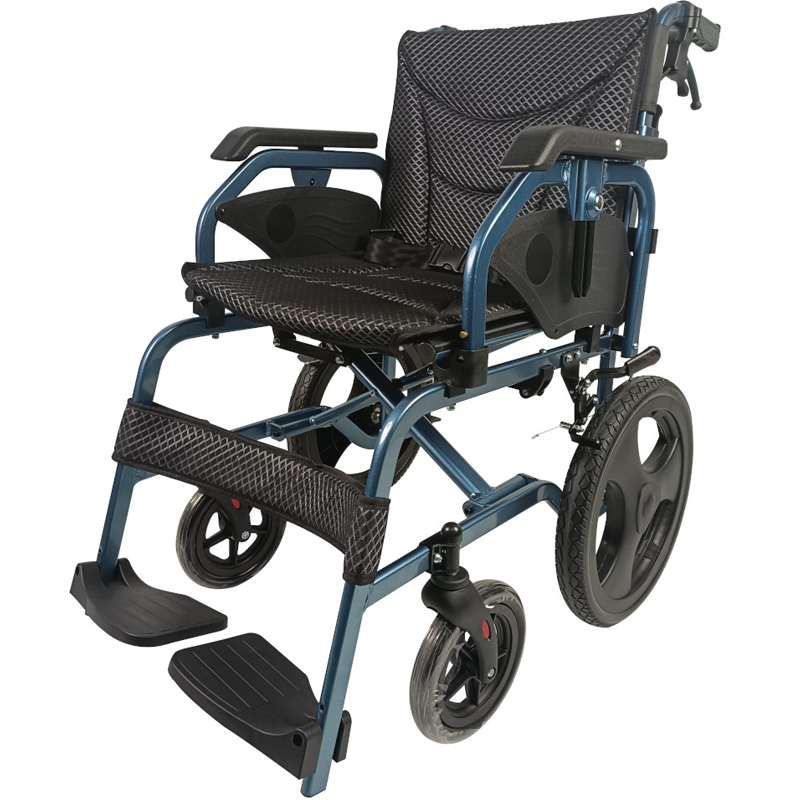 Silla de ruedas de traslado con reposabrazos regulables en altura y abatibles para facilitar transferencias laterales seguras dortomedical
