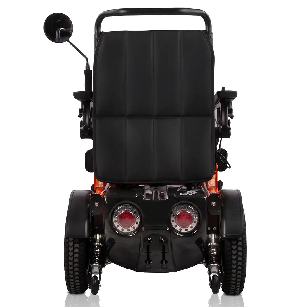 Parte trasera de la silla destacando las ruedas todoterreno de 35 cm de diámetro y el compartimento para 2 baterías de gel de 55 Ah que ofrecen hasta 50 km de autonomía dortomedical