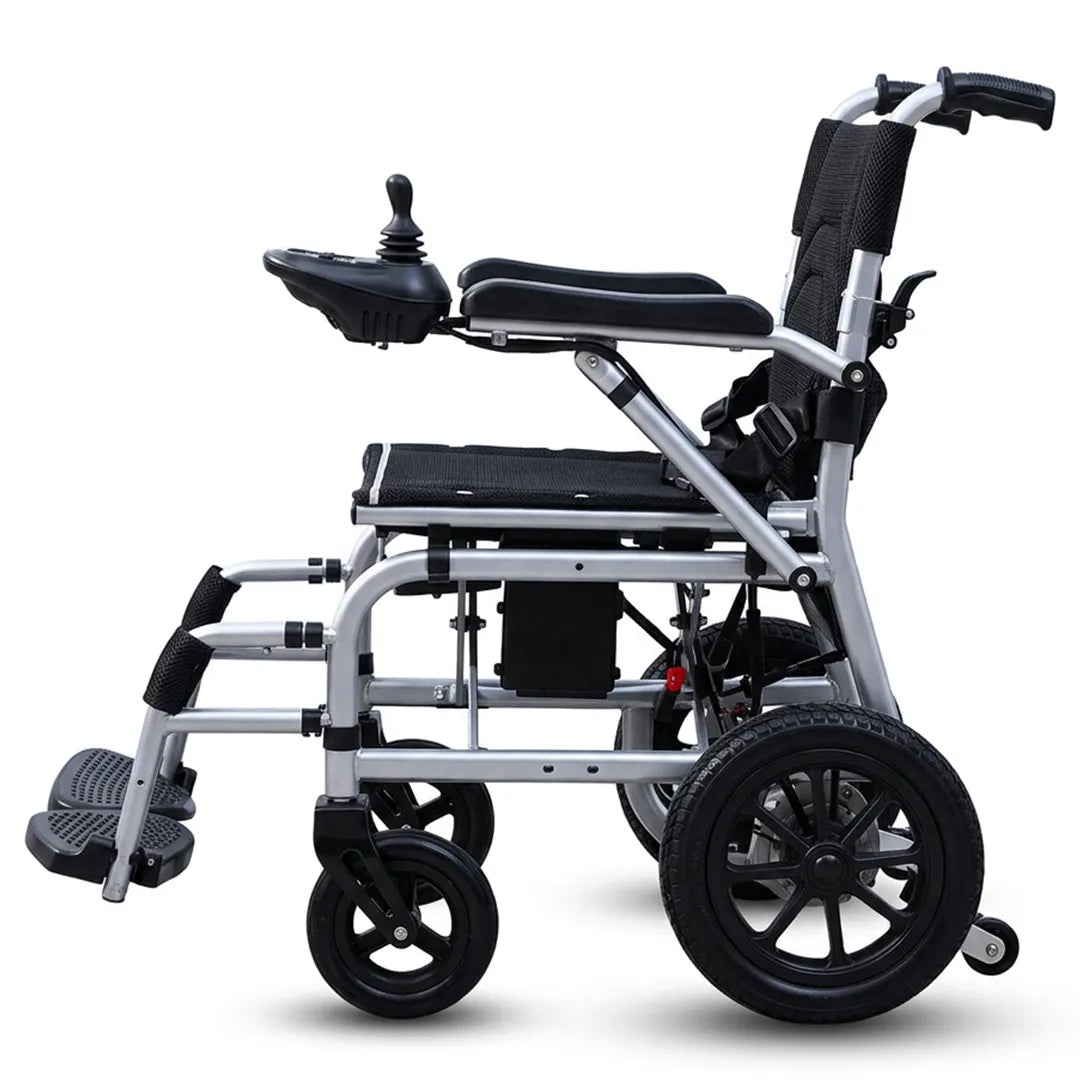 Vista lateral de la silla eléctrica con estructura de alta resistencia con capacidad de carga de 150 kg y ruedas delanteras de 7" para una conducción suave y estable en superficies urbanas