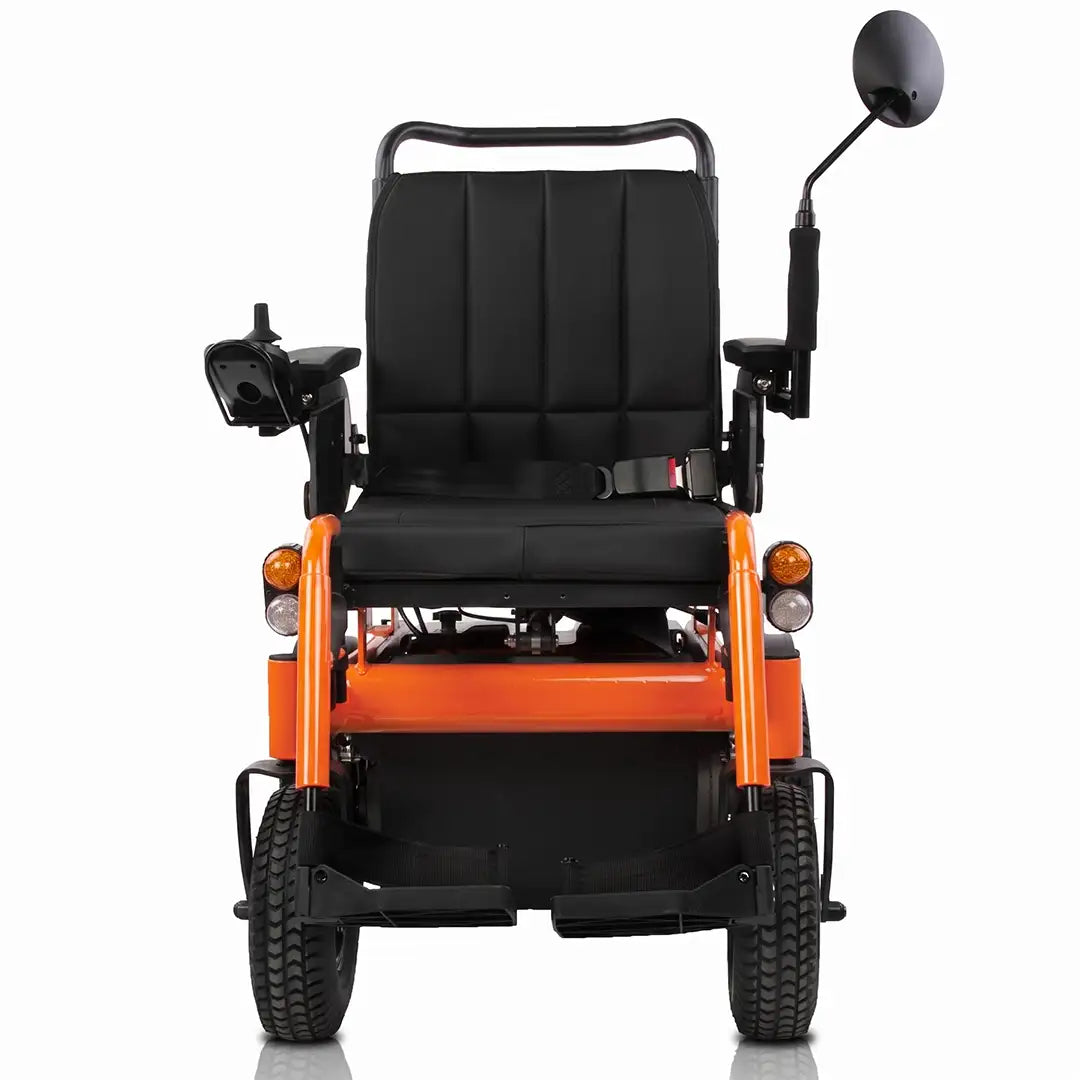 Vista frontal completa de la silla de ruedas con un ancho compacto de 64 cm; incluye kit de luces LED e intermitentes integrados para una conducción segura dortomedical