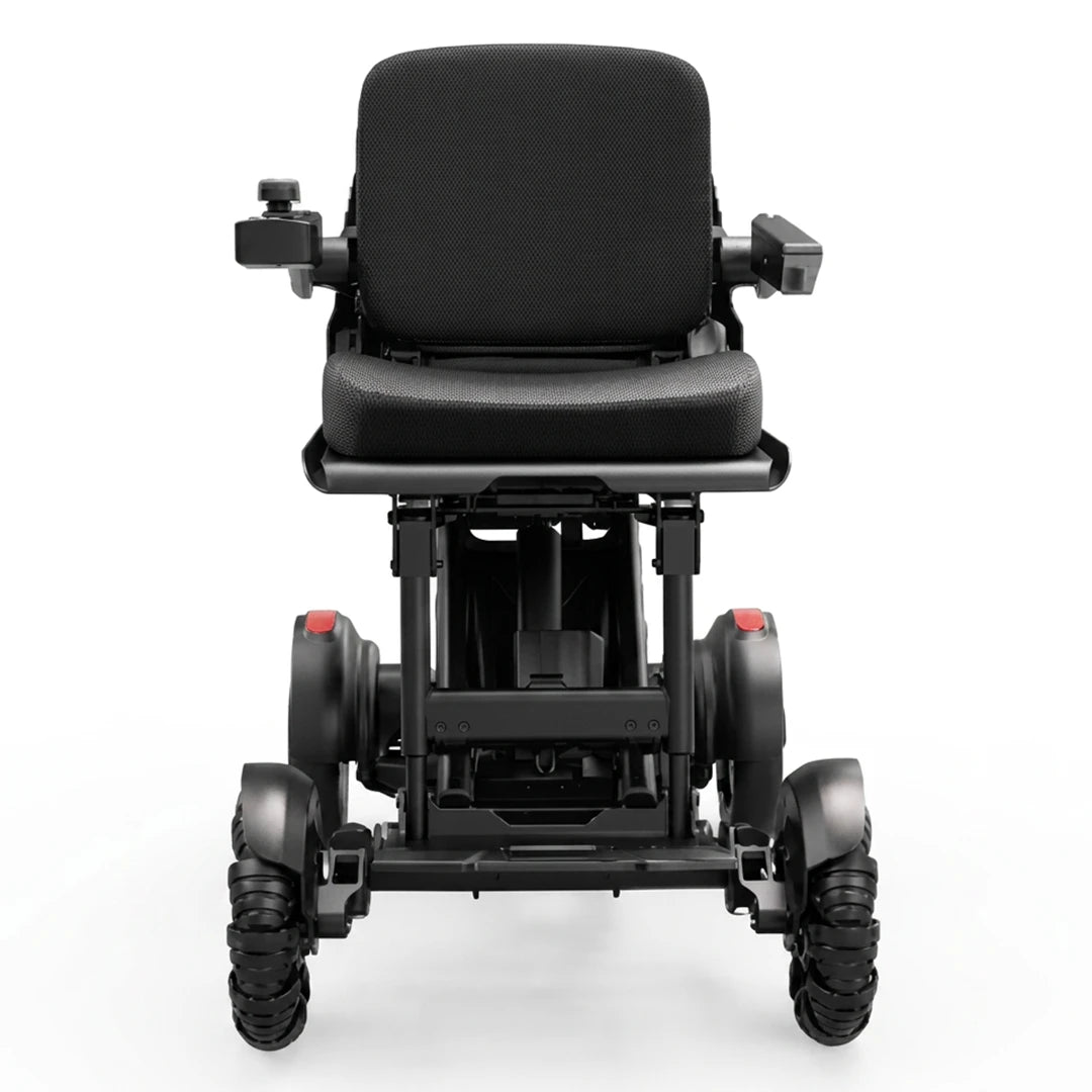 Vista frontal de la silla de ruedas eléctrica con tecnología Smart Balance que compensa el equilibrio en las inclinaciones del terreno dortomedical