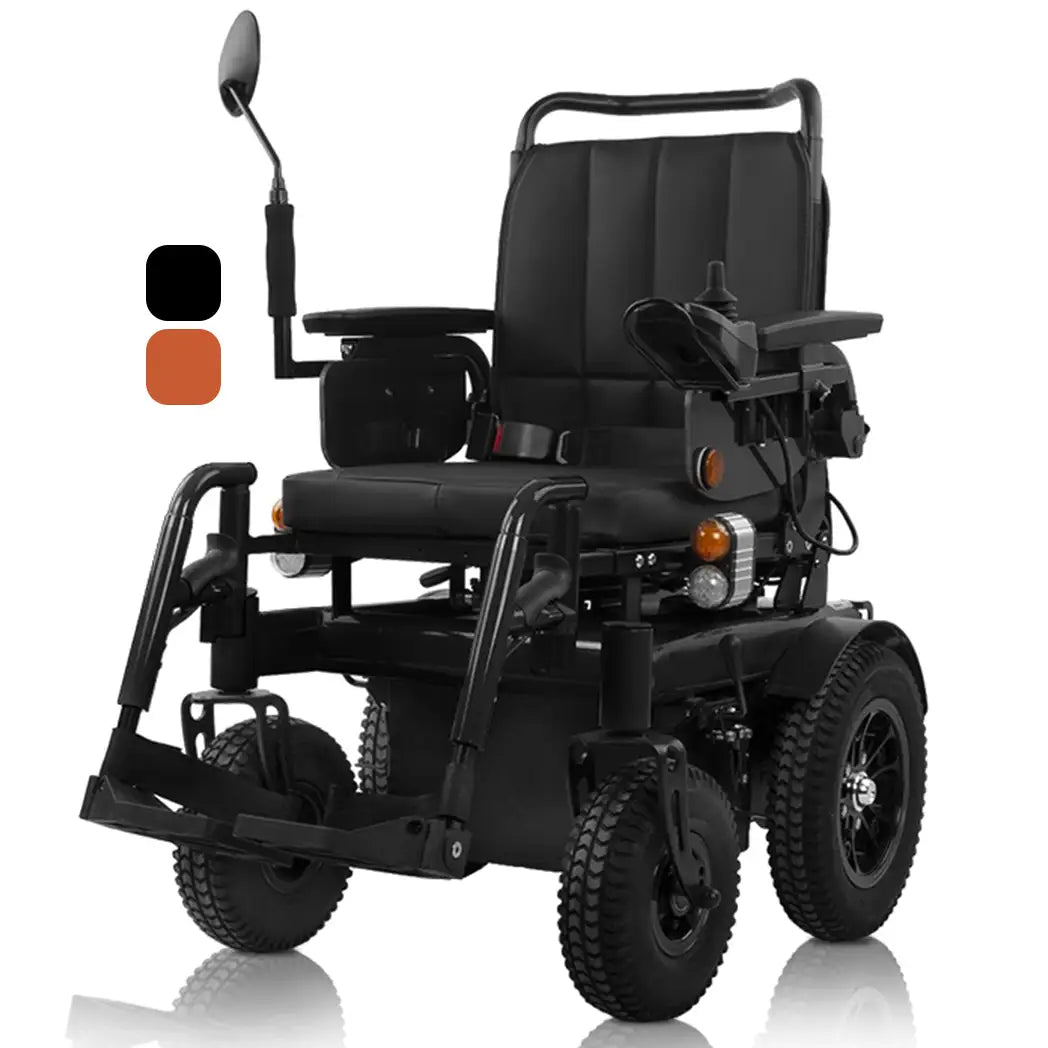 Silla de ruedas eléctrica todoterreno en color negro; equipada con dos motores de 500W que alcanzan una velocidad máxima de 12 km/h dortomedical