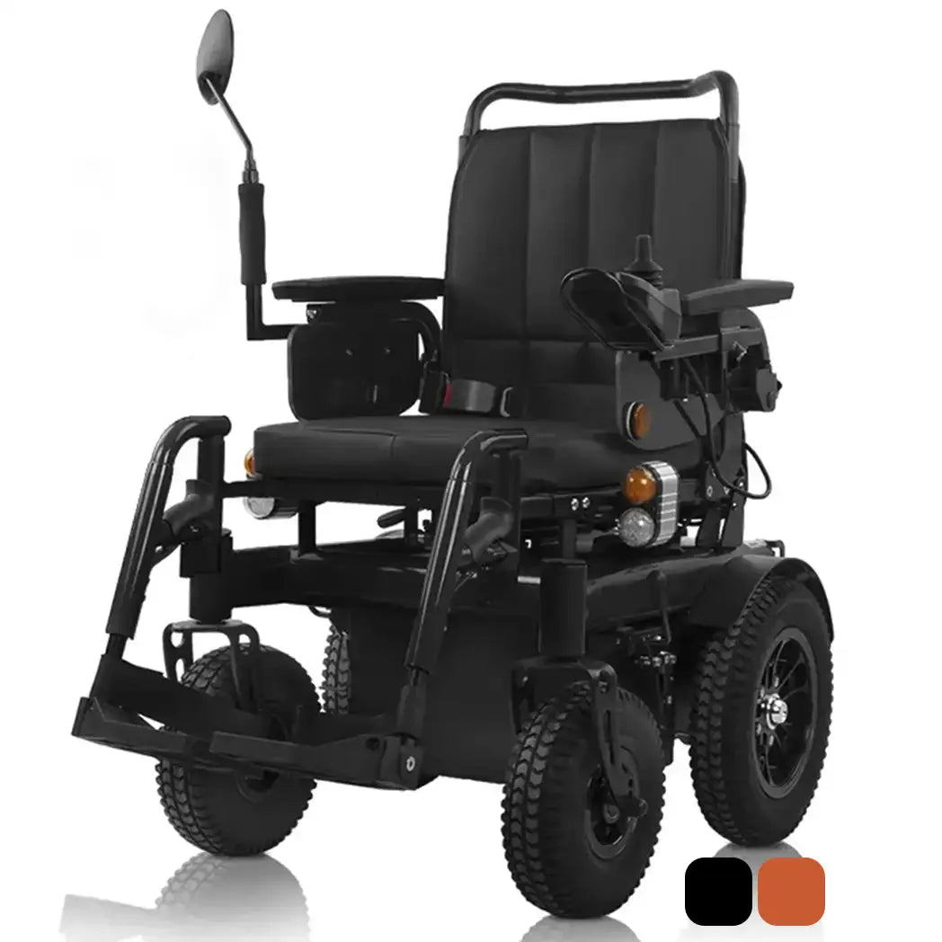 Silla de ruedas eléctrica todoterreno en color negro; equipada con dos motores de 500W que alcanzan una velocidad máxima de 12 km/h dortomedical