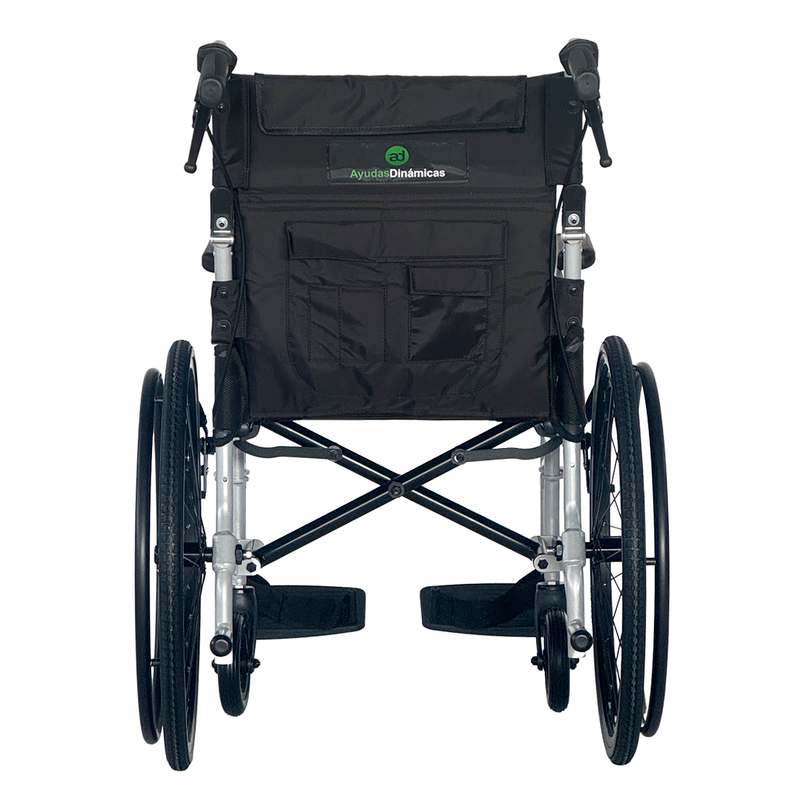 Vista trasera de silla de ruedas plegable con empuñaduras ergonómicas para acompañante y palancas de freno de estacionamiento dortomedical