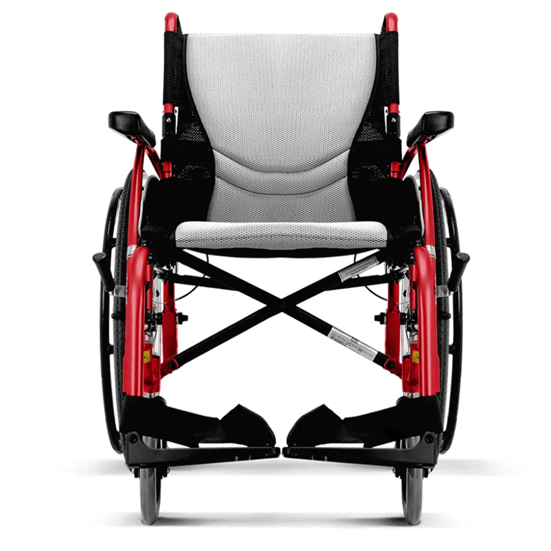 Silla de ruedas con reposabrazos abatibles para facilitar transferencias cómodas y seguras dortomedical
