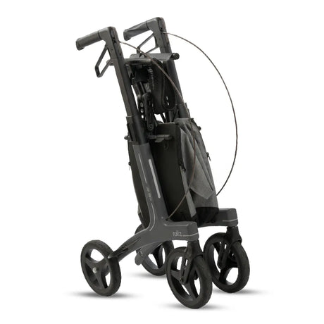Vista plegada del andador de carbono con empuñaduras regulables en altura para caminar con la espalda erguida de Dortomedical.
