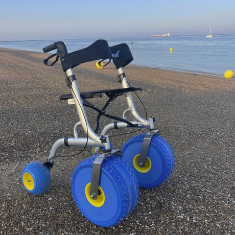 Vista del andador de playa con altura regulable y estructura ergonómica de aluminio resistente dortomedical