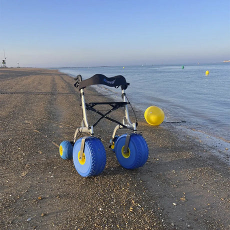 Vista a la orilla del mar del ndador de playa para personas con movilidad reducida resistente 130g dortomedical
