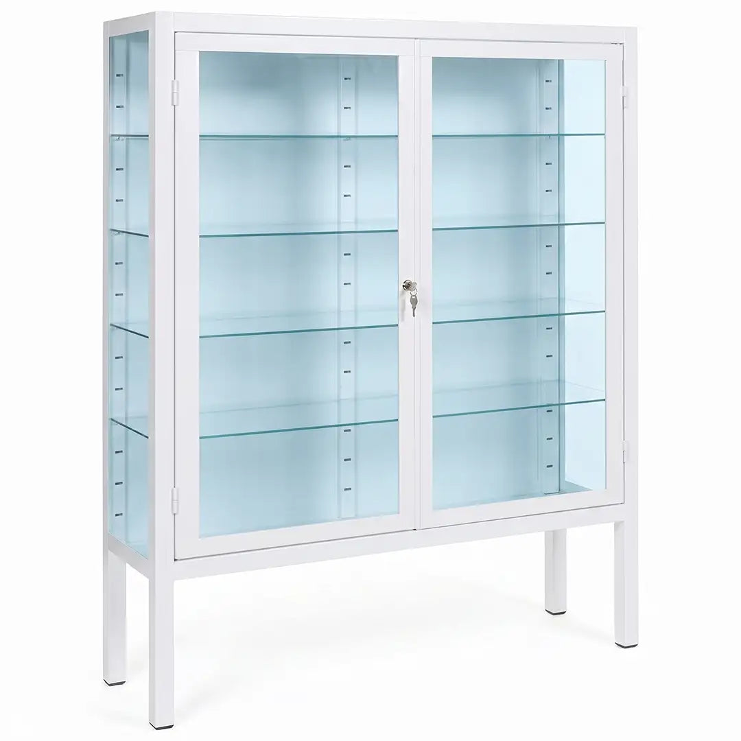 Vista en ángulo de la vitrina clínica mostrando los laterales de cristal pulido y las puertas abatibles con cerradura de seguridad para el control de medicamentos o instrumental médico dortomedical