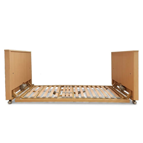 Vista lateral de la cama geriátrica baja con lecho articulado de varias posiciones para una mayor comodidad diaria del paciente dortomedical
