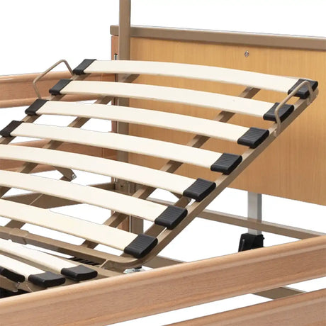 Cama geriátrica con barandillas de aluminio efecto madera que previene las caídas dortomedical