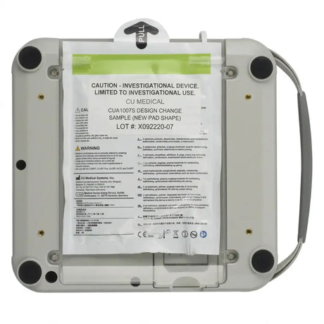 Parte trasera del desfibrilador iPAD CU-SPR que muestra el compartimento para los electrodos universales preconectados, válidos tanto para adultos como para niños dortomedical