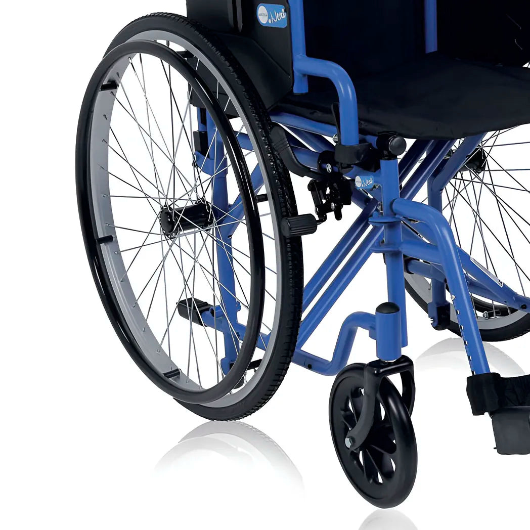 primer plano rueda trasera silla ruedas con extracción rápida dortomedical