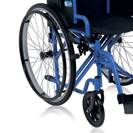 primer plano rueda trasera silla ruedas con extracción rápida dortomedical