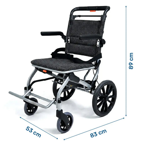 Dimensiones de la silla de ruedas de traslado con asa tipo trolley que permite llevar el producto plegado como una maleta dortomedical
