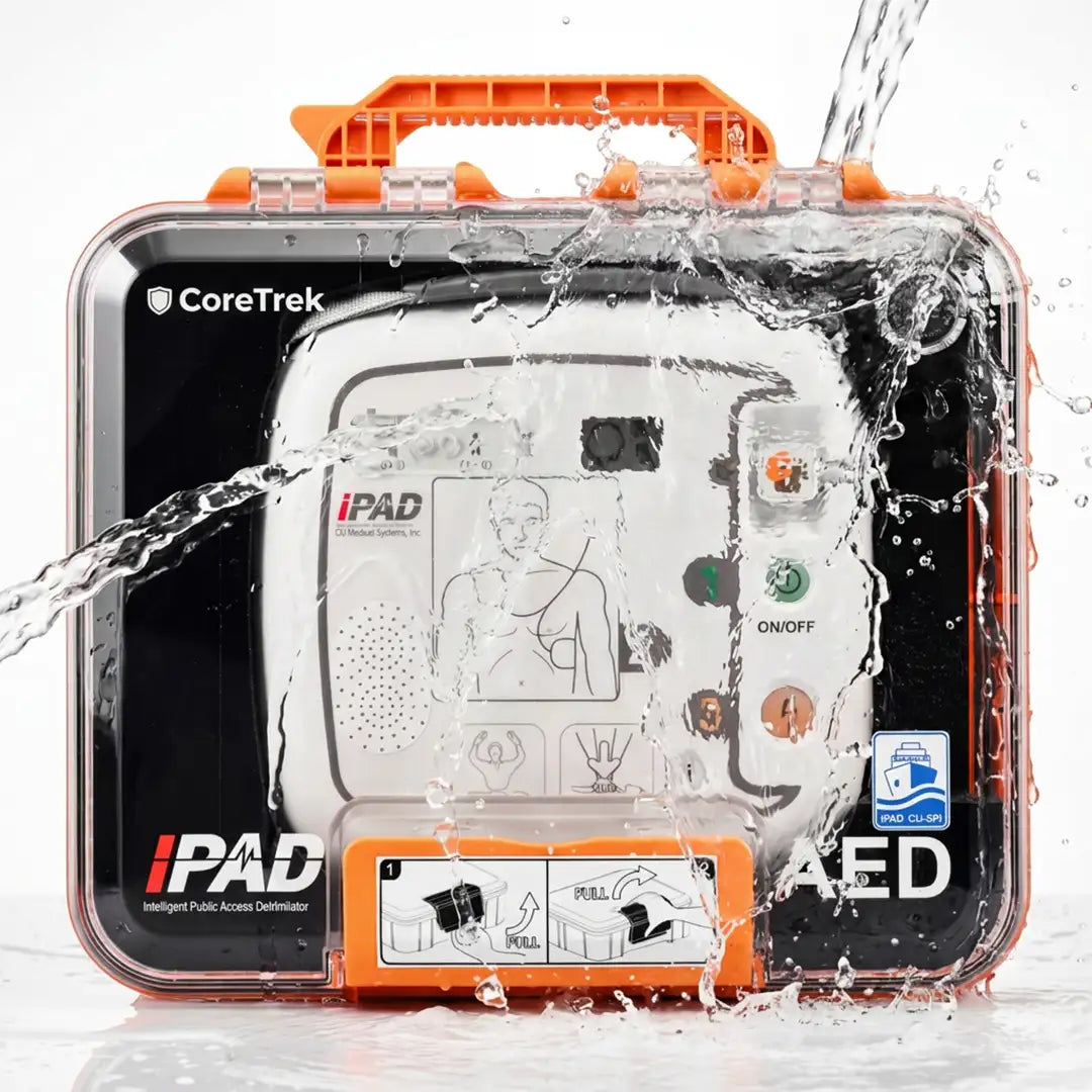 Estuche para desfibrilador iPAD CU-SP1 resistiendo un chorro de agua a presión; su doble cierre hermético crea un sellado total contra agua y polvo alcanzando un nivel de protección IP66 dortomedical