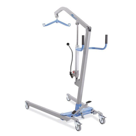 Grúa hidráulica para enfermos con base ajustable mediante pedal para mayor maniobrabilidad en casa dortomedical