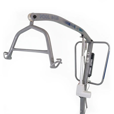Grúa para piscina con brazo de gran recorrido para ofrecer mayor estabilidad en el uso dortomedical