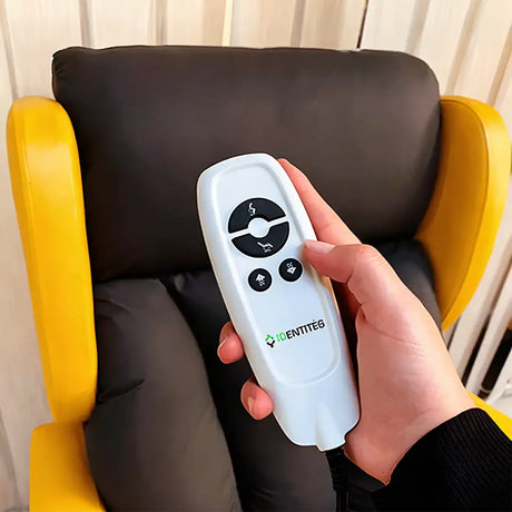 Primer plano de una mano utilizando el mando del sillón; se observan los botones intuitivos para controlar la elevación de incorporación y la reclinación eléctrica del respaldo y reposapiés dortomedical
