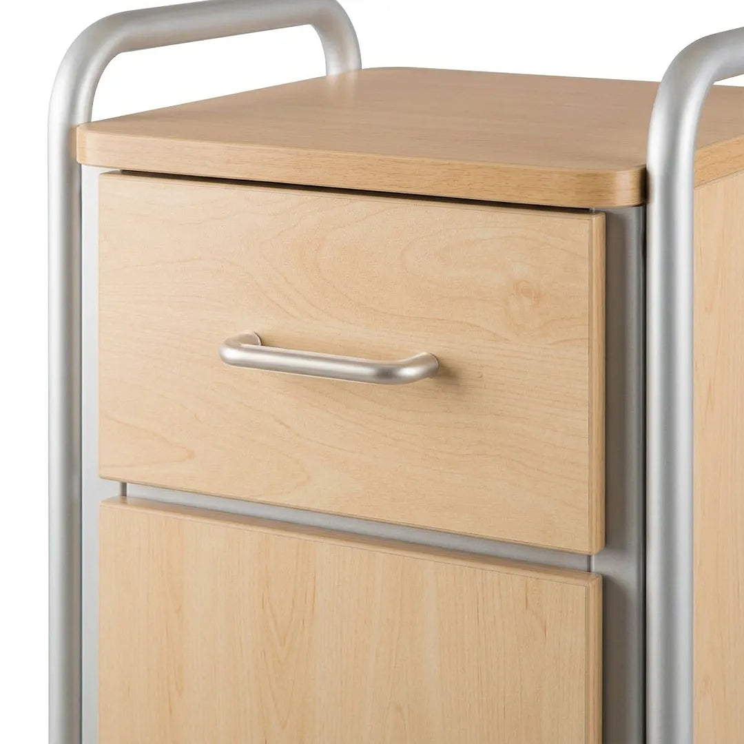 Mesa auxiliar equipada con cajón y taquilla con puerta para facilitar el almacenamiento de objetos dortomedical