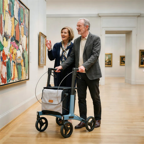 Pareja visitando museo con el apoyo del andador para adultos plegable y resistente dortomedical