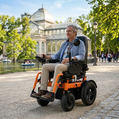 Persona disfrutando de un paseo por un parque urbano en su silla eléctrica con ruedas antipinchazos, aprovechando las luces de emergencia y el confort de su respaldo alto dortomedical
