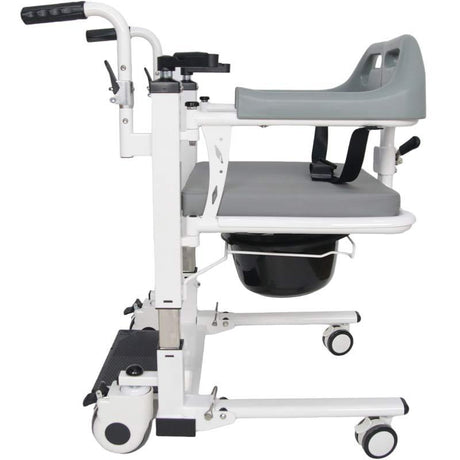 Sistema de cuatro ruedas con frenos independientes para asegurar la estabilidad total de la silla de transferencia durante su uso dorotmedical