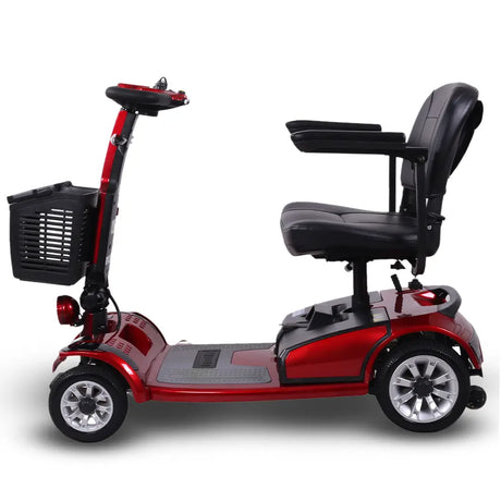 Vista lateral izquierdo del scooter eléctrico de 4 ruedas con ruedas macizas antipinchazos para garantizar trayectos seguros y sin imprevistos dortomedical