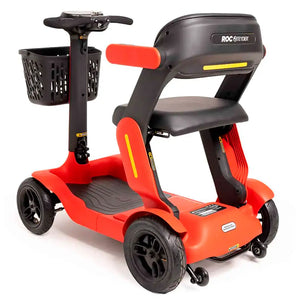 Vista trasera del scooter eléctrico plegable con ruedas grandes para superar obstáculos durante el camino dortomedical