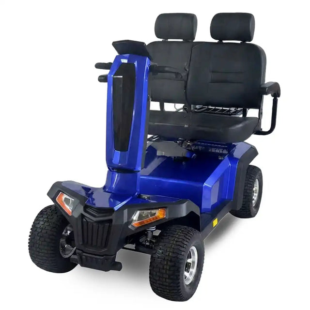 Scooter de movilidad doble maniobrando fácilmente en un espacio reducido gracias a su función de marcha atrás y radio de giro eficiente dortomedical