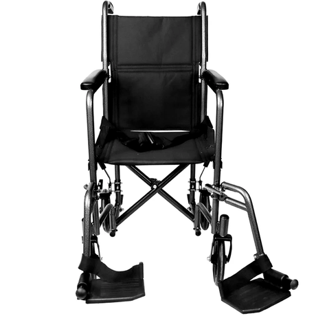 Vista frontal de la silla de ruedas con asiento acolchado de 38 x 40 cm y reposabrazos acolchados dortomedical