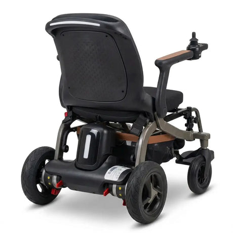 Silla de ruedas eléctrica compacta diseñada para maniobrar fácilmente en espacios reducidos dortomedical