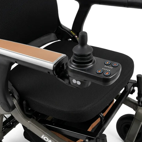 Silla de ruedas eléctrica con joystick intuitivo para un manejo sencillo y preciso dortomedical