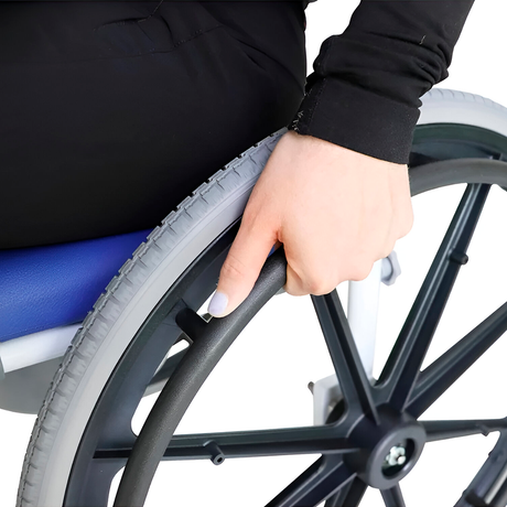 silla-de-ruedas-para-ducha-y-wc-azul-ruedas-grande