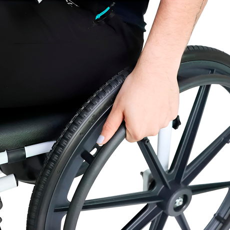 silla-de-ruedas-para-ducha-y-wc-negra-ruedas-grandes
