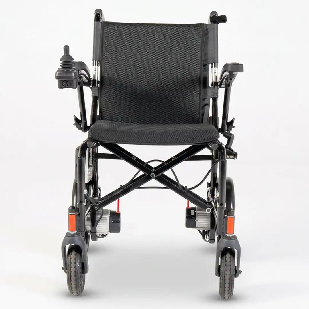 Vista frontal de la silla eléctrica disponible en tres anchos de asiento para un ajuste personalizado; incluye reposapiés abatibles para facilitar el acceso dortomedical