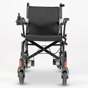 Vista frontal de la silla eléctrica disponible en tres anchos de asiento para un ajuste personalizado; incluye reposapiés abatibles para facilitar el acceso dortomedical