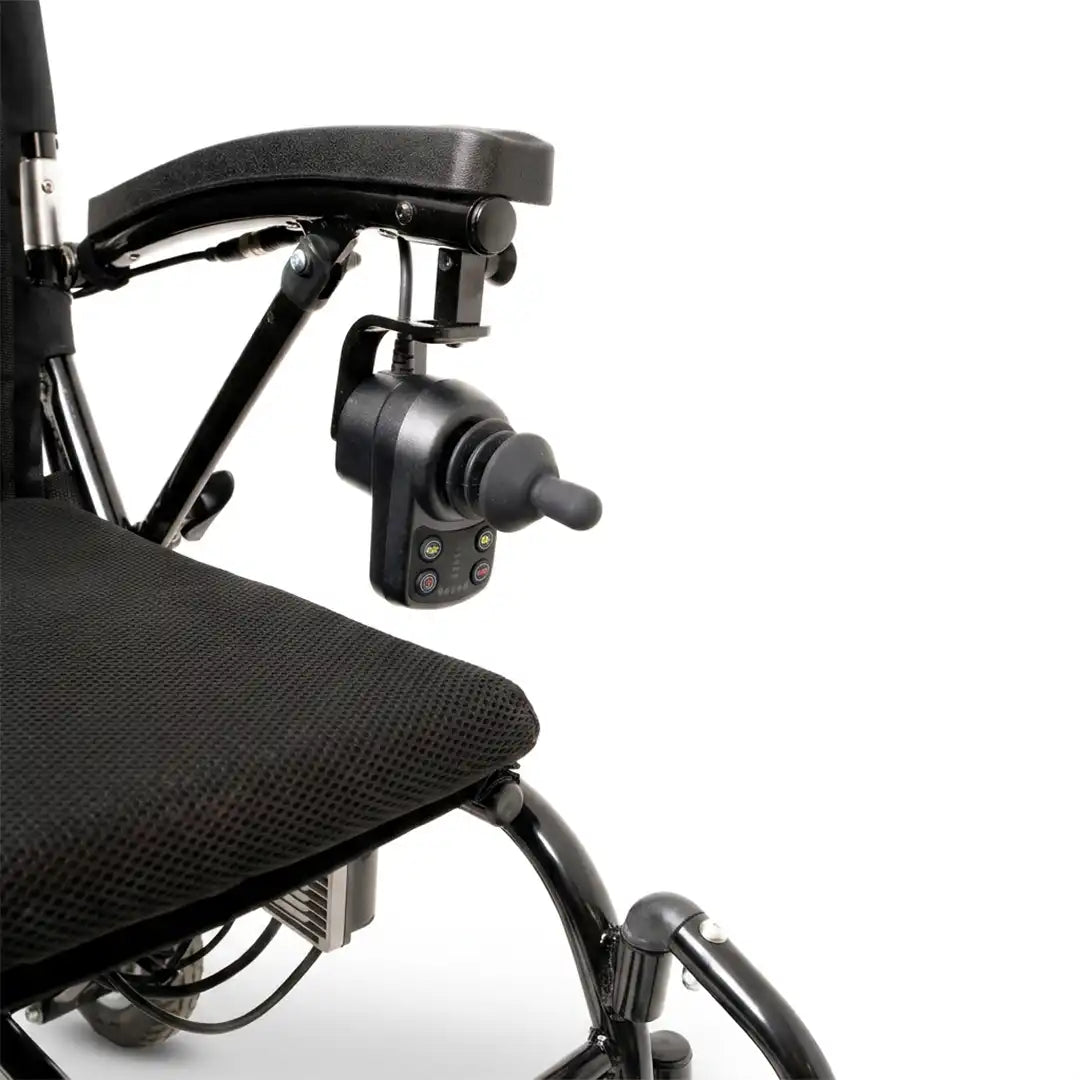 Primer plano del joystick que se esconde bajo el reposabrazos, permitiendo al usuario acercarse totalmente a mesas, escritorios o superficies de trabajo dortomedical