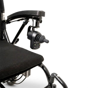 Primer plano del joystick que se esconde bajo el reposabrazos, permitiendo al usuario acercarse totalmente a mesas, escritorios o superficies de trabajo dortomedical