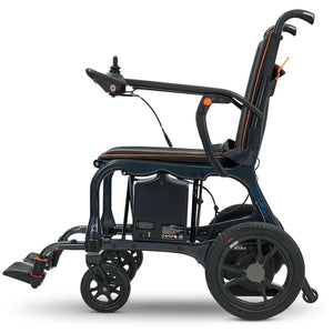Vista lateral de la silla eléctrica que muestra el joystick extraíble con sistema quick release y los reposabrazos abatibles para transferencias cómodas dortomedical