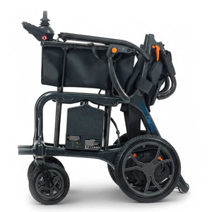 Silla de ruedas eléctrica plegada de forma compacta, mostrando el respaldo partido que facilita su transporte en el maletero de un coche dortomedical